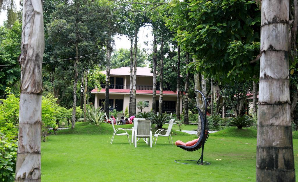 Hotel Parkland Sauraha Exterior photo