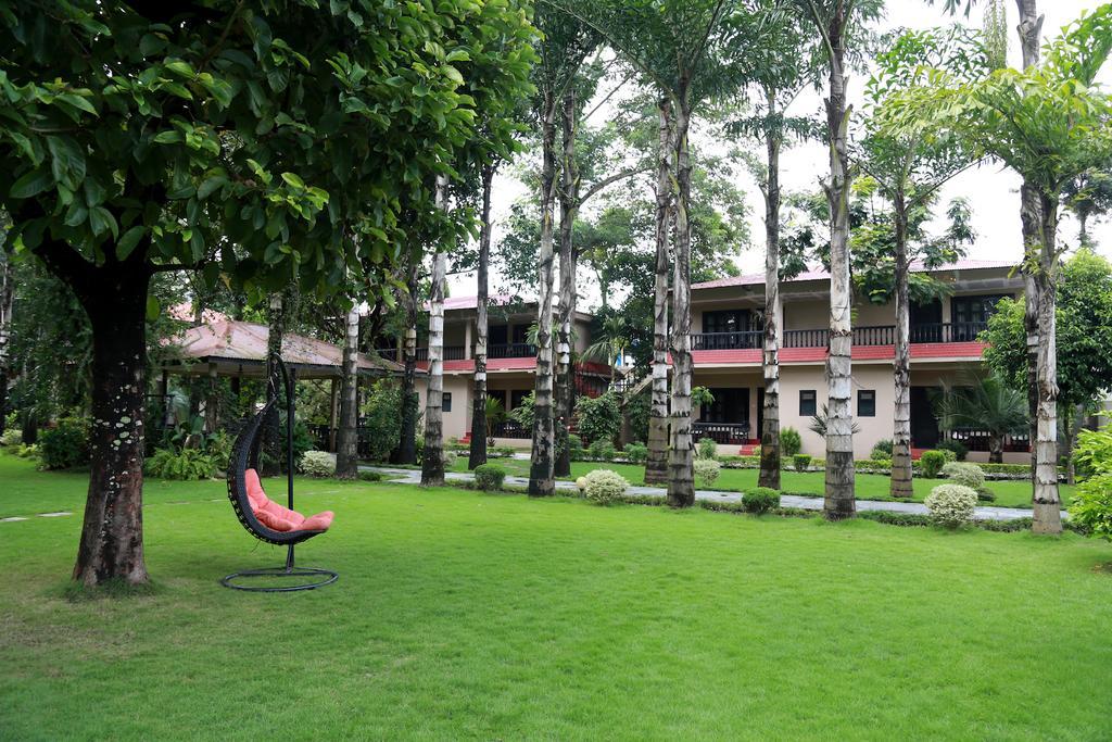 Hotel Parkland Sauraha Exterior photo
